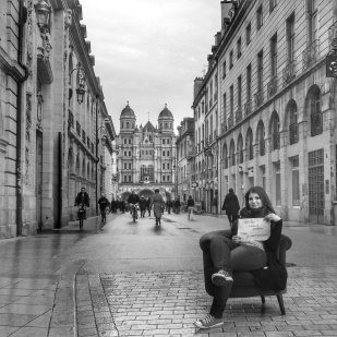 Les personnes en recherche d'emploi passe leur annonce, rue Rameau à Dijon dans le fauteuil de QuenT Photography