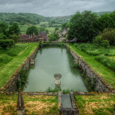 bassin dans le jardin du château de Bussy-Rabutin
